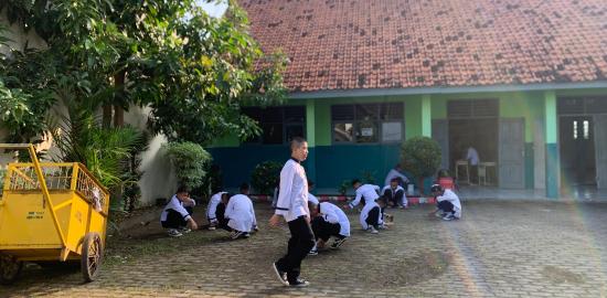 "Wujudkan Lingkungan Nyaman, SMPN 1 Ciruas Gaungkan Semangat Jumat Bersih"
