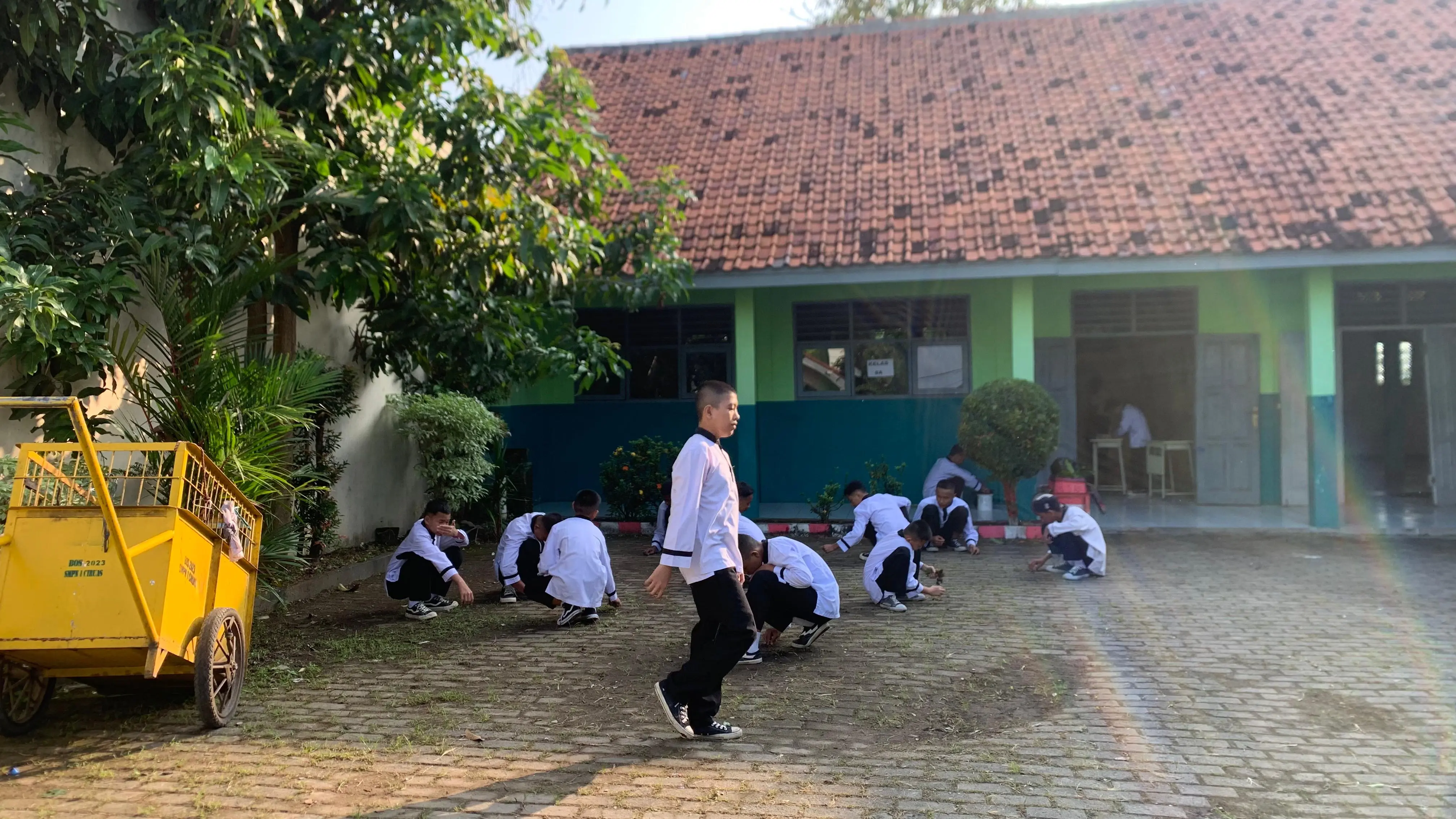 "Wujudkan Lingkungan Nyaman, SMPN 1 Ciruas Gaungkan Semangat Jumat Bersih"