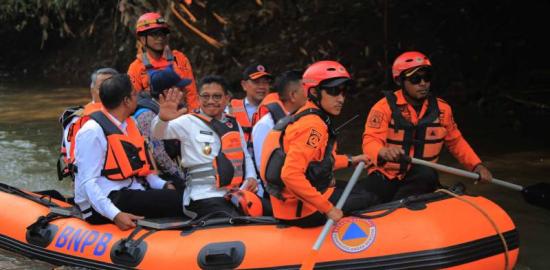 Tiga Kepala Daerah Tangerang Raya, Jelajahi Titik Rawan Banjir di Kali Angke