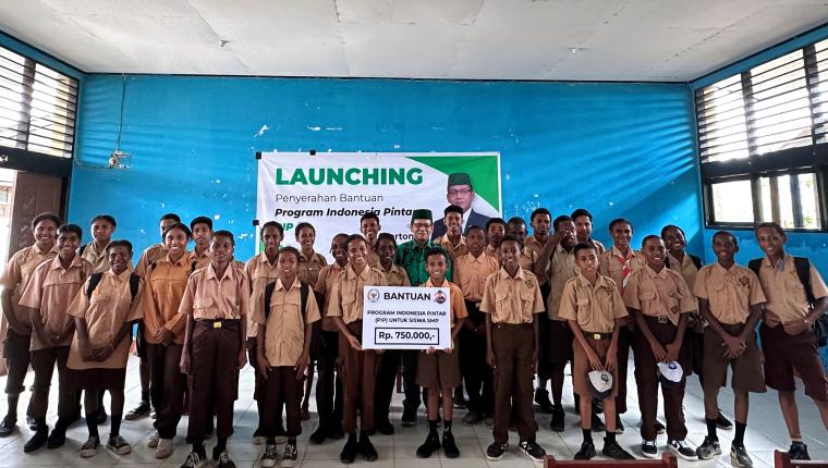 H. Hartono Serahkan Bantuan Program Indonesia Pintar Bagi 1000 Pelajar Anak Asli Papua