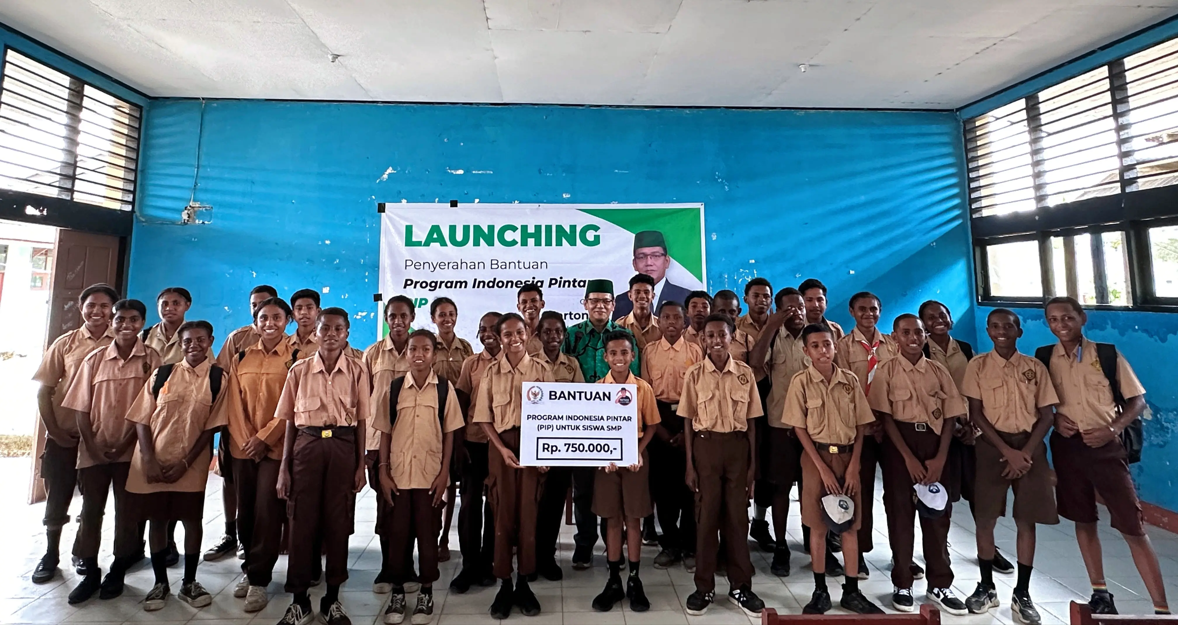 H. Hartono Serahkan Bantuan Program Indonesia Pintar Bagi 1000 Pelajar Anak Asli Papua