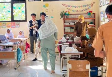 Mahasiswa Kukerta UIN SMH Banten Dampingi Pemeriksaan Kesehatan Siswa di SDN Sirempayak