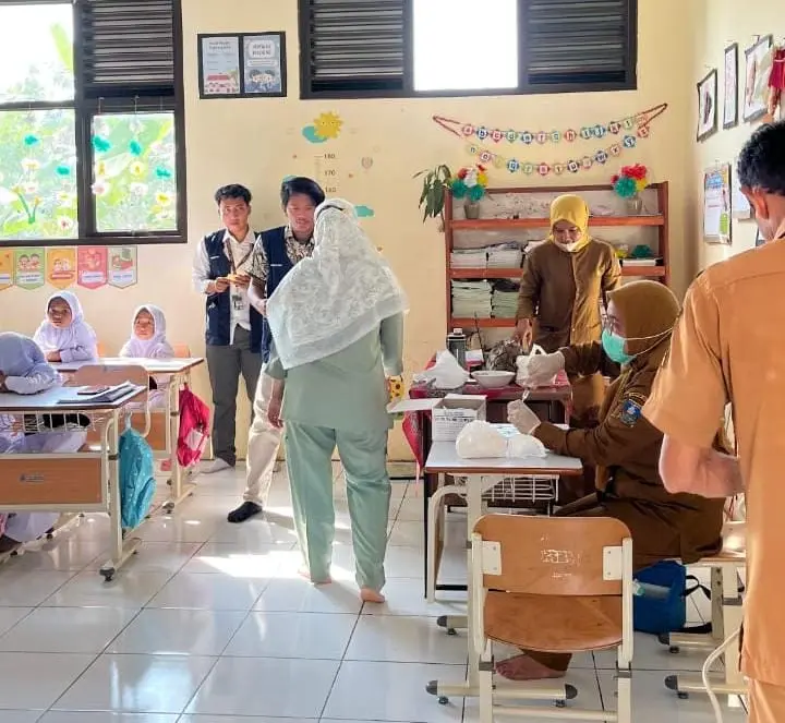 Mahasiswa Kukerta UIN SMH Banten Dampingi Pemeriksaan Kesehatan Siswa di SDN Sirempayak