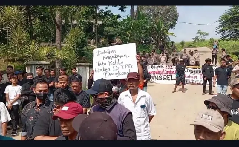 Tutup Akses TPA Bangkonol, Ratusan Warga Kirim Sampah ke Kantor DLH Pandeglang