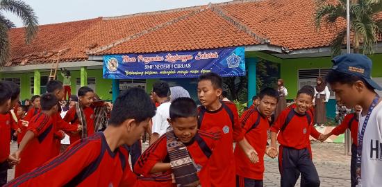 Gelak Tawa Warnai Lomba Estafet Sarung di SMPN 1 Ciruas