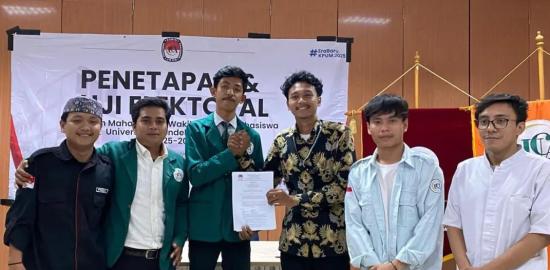 MAHASISWA UNIVERSITAS CANDIKA ABDITAMA  DESAK REKTORAT UNTUK SEGERAH MENCOPOT  PRESIDEN MAHASISWA DAN USUT DUGAAN KORUPSI