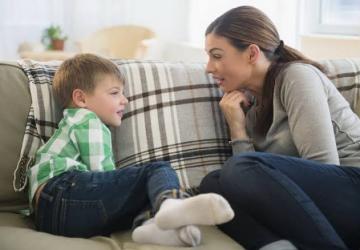 Deep Talk Sebelum Tidur, Rutinitas Sederhana yang Bantu Anak Laki-Laki Lebih Terbuka