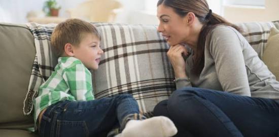 Deep Talk Sebelum Tidur, Rutinitas Sederhana yang Bantu Anak Laki-Laki Lebih Terbuka