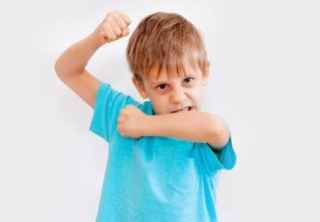 Mengapa Anak Suka Memukul? Ini Penyebab dan Cara Mengatasinya