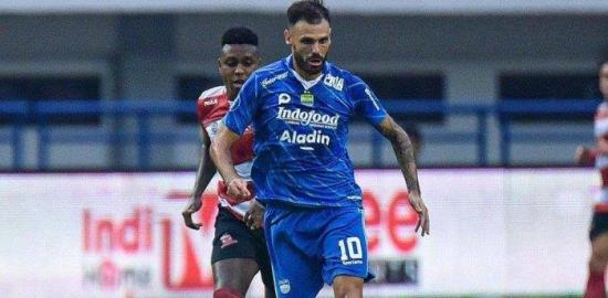 Tyronne del Pino Ramos Raih Penghargaan Pemain Terbaik Liga 1 2024–2025