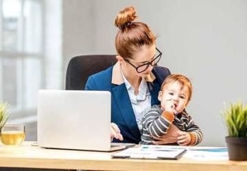 5 Sikap Positif Ibu Pekerja Saat Bertemu Anak di Rumah, Menurut Psikolog