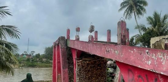 Masyarakat Lesung Batu Menjerit: Satu Tahun Tanpa Jembatan, Akses Publik Malah Diberi Harga!