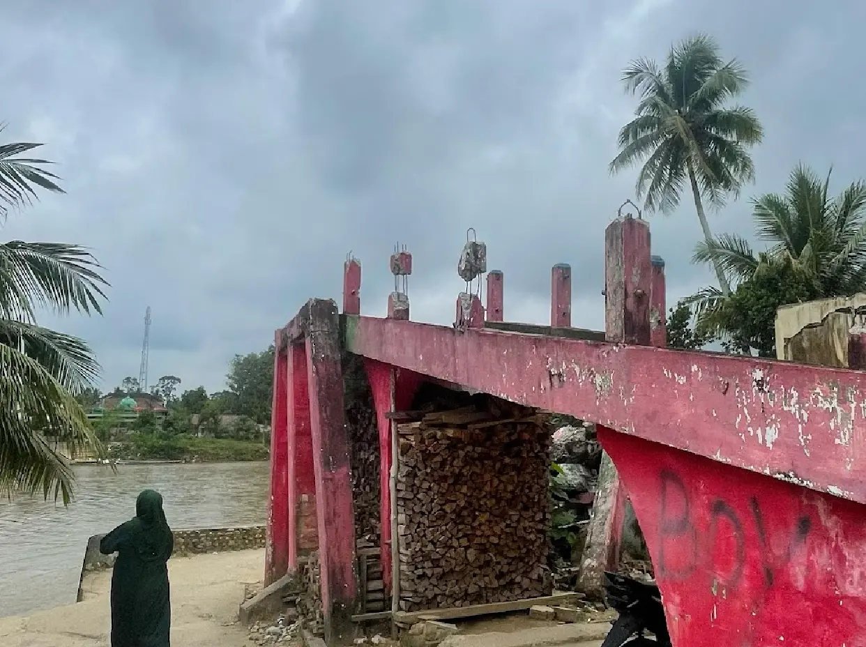Masyarakat Lesung Batu Menjerit: Satu Tahun Tanpa Jembatan, Akses Publik Malah Diberi Harga!