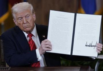 Perang Dagang Memanas, Trump Naikkan Tarif Impor China Hingga 104%