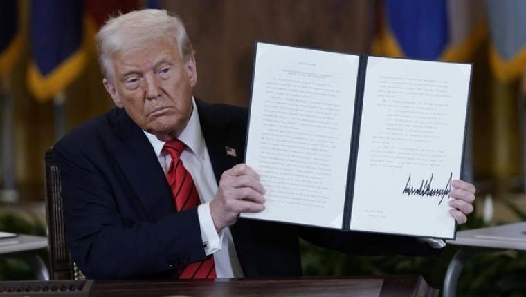 Perang Dagang Memanas, Trump Naikkan Tarif Impor China Hingga 104%
