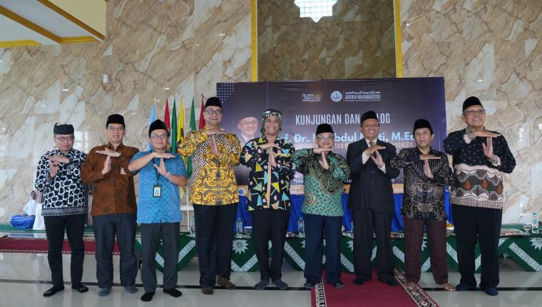 Kunjungi Sekolah, Mendikdasmen dan Komisi X DPR RI Tekankan Pentingnya Pendidikan Karakter