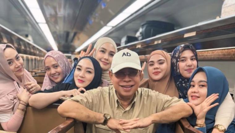 7 Bidadari Disamping Walikota Saat Ke Surabaya hadiri APEKSI