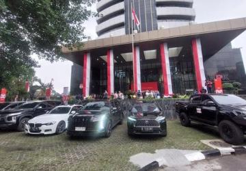KPK Pamerkan 22 Kendaraan Mewah Hasil OTT Wamenaker Immanuel Ebenezer