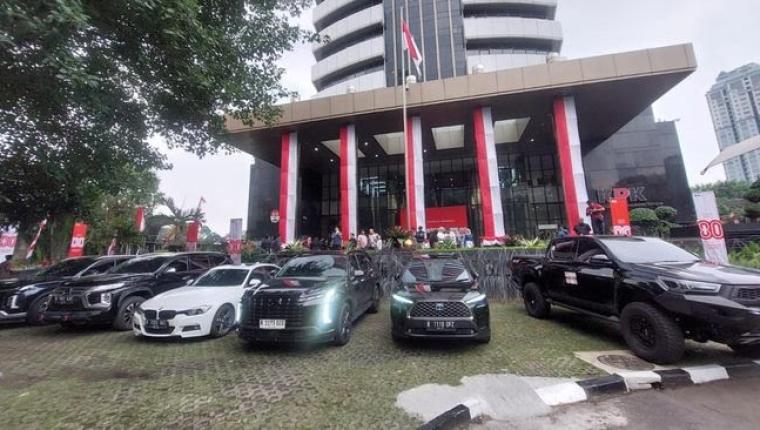 KPK Pamerkan 22 Kendaraan Mewah Hasil OTT Wamenaker Immanuel Ebenezer