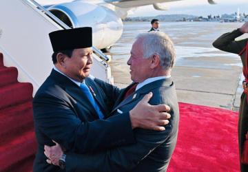 Tiba di Amman, Presiden Prabowo Disambut Langsung Raja Abdullah II