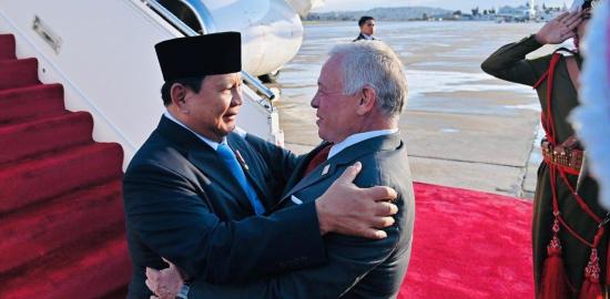 Tiba di Amman, Presiden Prabowo Disambut Langsung Raja Abdullah II