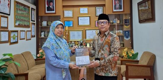 ISLaMS Serahkan Buku Laporan Penelitian kepada Akademisi dan Praktisi Hukum