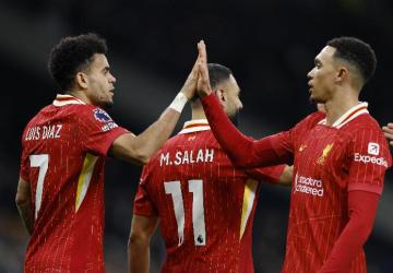 Premier League Pekan ke-17: Liverpool Menang Dramatis, Chelsea Gagal Geser Pesaing