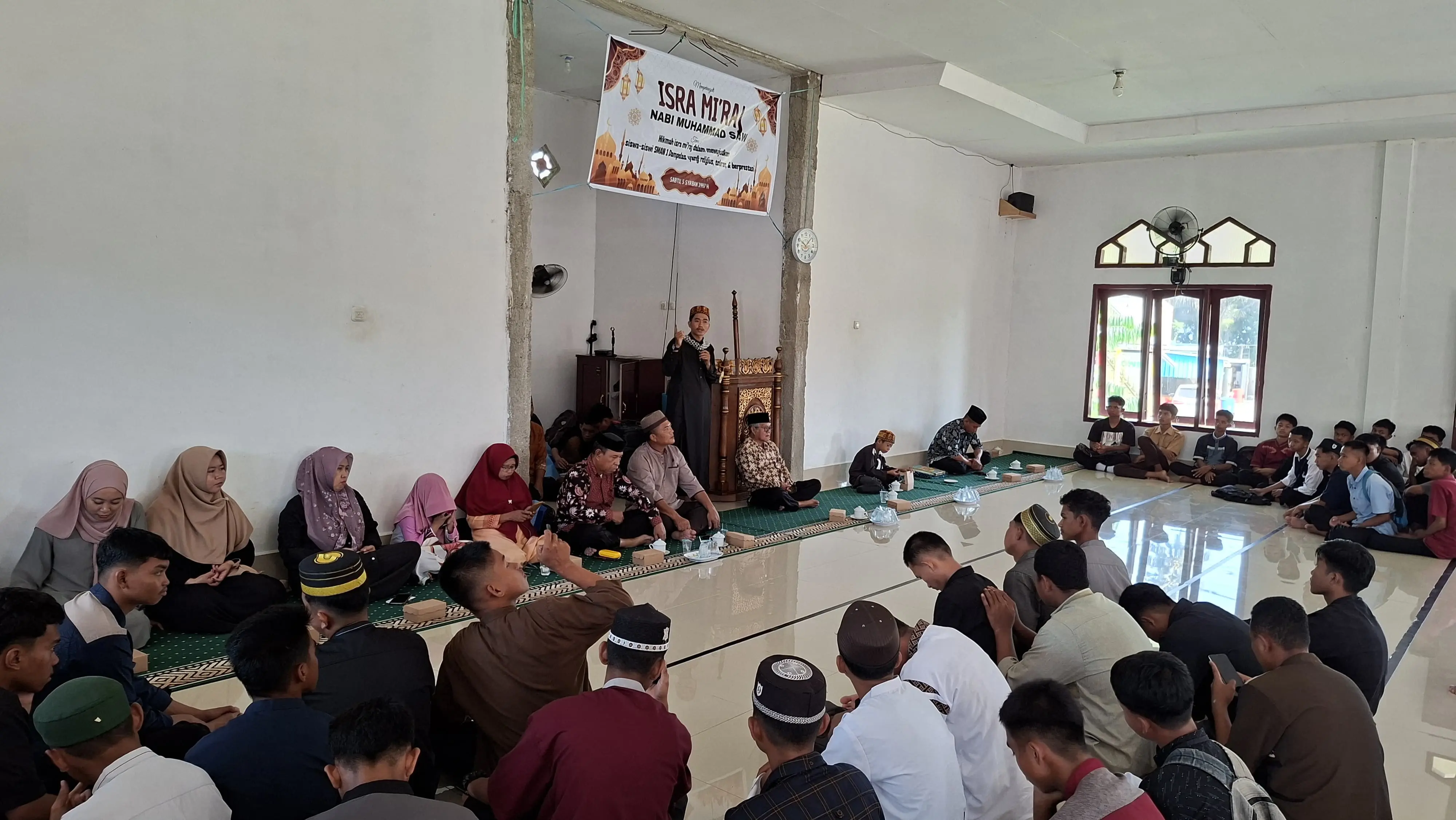 Ratusan Pelajar Ikuti Isra Mi’raj di SMAN 1 Dampelas: Perkuat Nilai Religius, Toleransi, dan Semangat Berprestasi