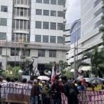 BEM UI & Koalisi Masyarakat Sipil Gelar Aksi di MK Kawal Uji Materi UU TNI