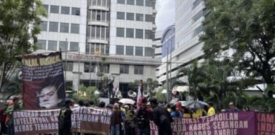 BEM UI & Koalisi Masyarakat Sipil Gelar Aksi di MK Kawal Uji Materi UU TNI