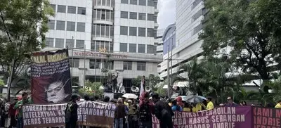 BEM UI & Koalisi Masyarakat Sipil Gelar Aksi di MK Kawal Uji Materi UU TNI