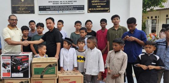 Nasir Djamil Serahkan Bantuan Makanan dan Genset untuk Panti Asuhan Islam Media Kasih Banda Aceh
