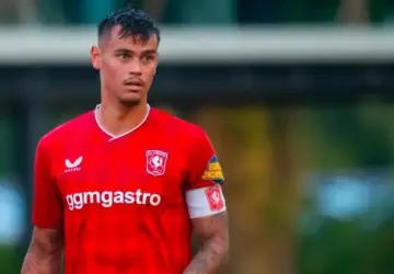Kapten FC Twente Pasang Badan Bela Nasib Mees Hilgers: “Dia Tetap Rekan Satu Tim Kami”