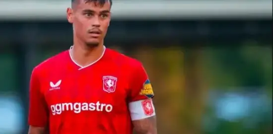 Kapten FC Twente Pasang Badan Bela Nasib Mees Hilgers: “Dia Tetap Rekan Satu Tim Kami”