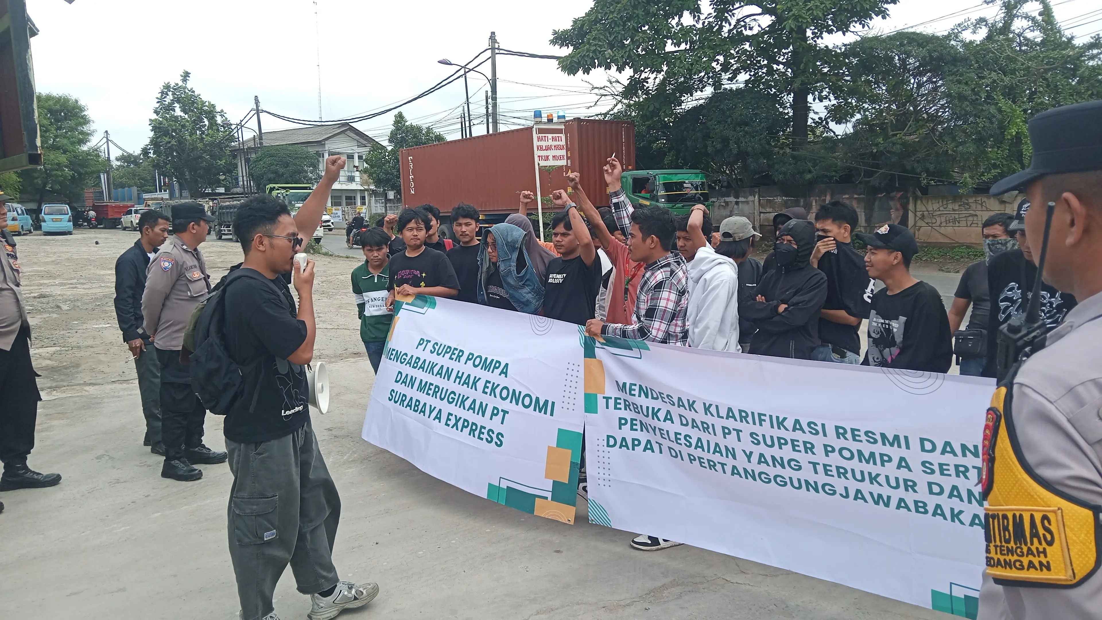 Puluhan Mahasiswa Gelar Aksi, Menuntut PT. Super Pompa Bertanggungjawab Kepada PT. Surabaya Express