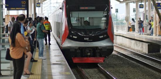 Info Commuter Line: Demi Keselamatan, Ini Aturan Penting Pengguna Saat Naik dan Turun Commuter Line Di Area Peron