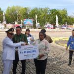 HUT ke-26, Wali Kota Sorong Menyerahkan Santunan Kematian dan Beasiswa Kepada Ahli Waris