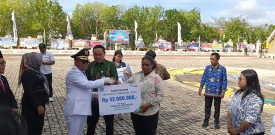 HUT ke-26, Wali Kota Sorong Menyerahkan Santunan Kematian dan Beasiswa Kepada Ahli Waris