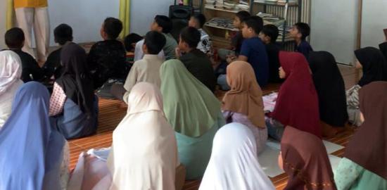 Pengabdian Masyarakat: BEM Global Institute Mengajar Anak-Anak Jalanan Serta Siswa SD Hingga SMP