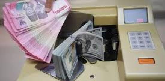 Rupiah Ditutup Melemah ke Rp16.740 per Dolar AS, Sentimen Geopolitik Jadi Tekanan