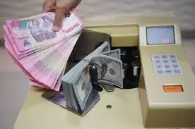 Rupiah Ditutup Melemah ke Rp16.740 per Dolar AS, Sentimen Geopolitik Jadi Tekanan