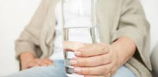Minum Air Saat Makan Aman, Ini Penjelasan Ahli Soal Dampaknya bagi Pencernaan