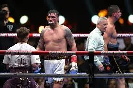 Usyk Pertahankan Gelar Dunia Usai Menang TKO Kontroversial atas Rico Verhoeven