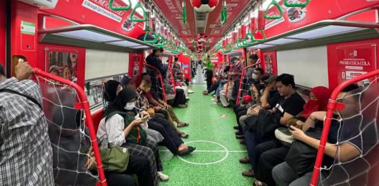 Atmosfer Piala Dunia di Commuter Line: KAI Commuter dan Coca-Cola Indonesia Hadirkan Semarak FIFA World Cup 2026 dalam Perjalanan Harian Jutaan Commuter Line