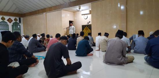 Warga Muhammadiyah Sorong Shalat Tarwih Malam Pertama di Masjid Kampus UNAMIN