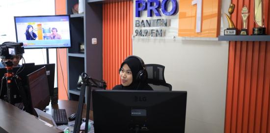 Peringati Hari Bhayangkara ke-80, Kabidhumas Polda Banten Paparkan Capaian Kinerja dalam Talkshow RRI Banten