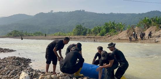 Dukung Mobilitas Warga, Satbrimob Polda Banten Revitalisasi Jembatan di Bayah