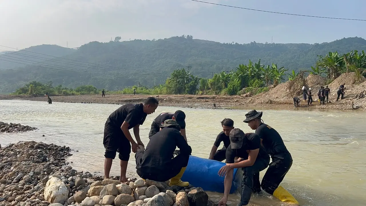 Dukung Mobilitas Warga, Satbrimob Polda Banten Revitalisasi Jembatan di Bayah