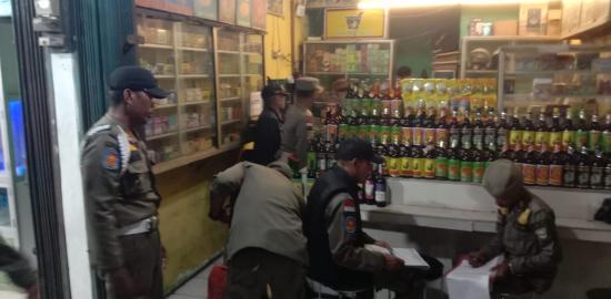 111 Botol Miras Berbagai Merek Disita dalam Razia Satpol PP Cilegon
