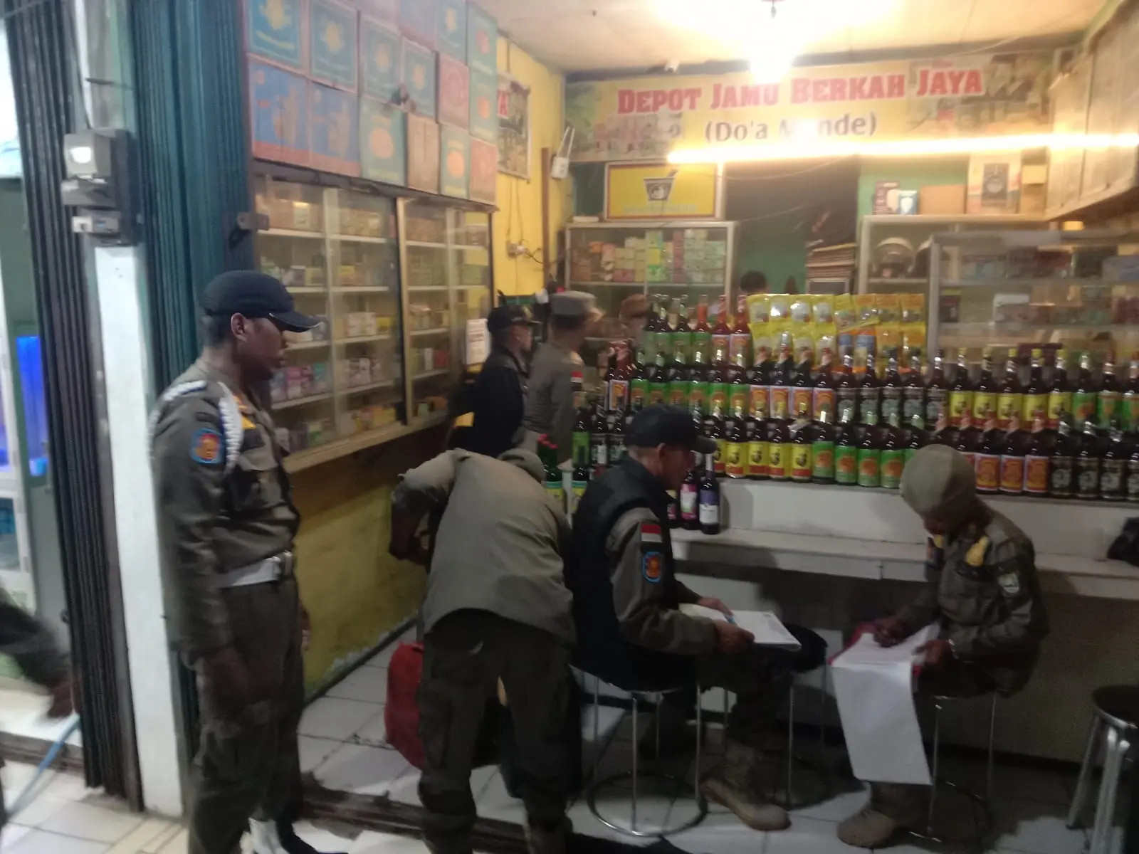 111 Botol Miras Berbagai Merek Disita dalam Razia Satpol PP Cilegon